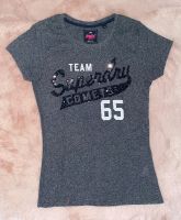 graues Superdry Shirt T-Shirt Größe S Pailletten Aufschrift Top Nordrhein-Westfalen - Leverkusen Vorschau