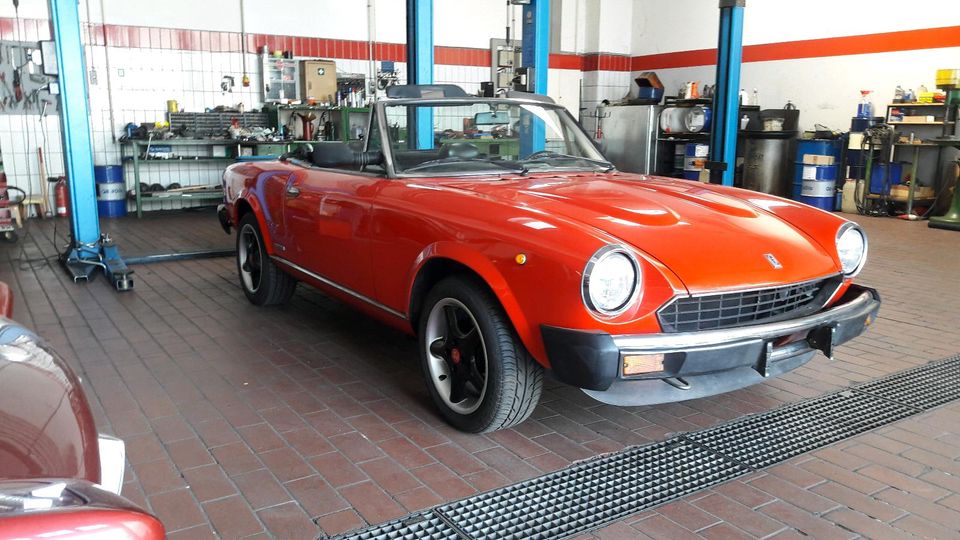 Fiat 124 Spider DS Pininfarina  mit Zahnstangenlenkung in Köln