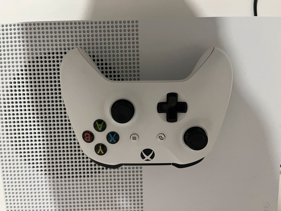 XBOX ONE S Konsole Controller Spiele Set in Langenbach