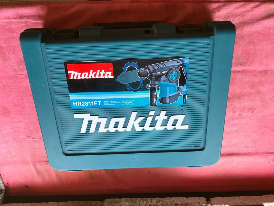 Makita HR2811FT Bohrhammer Kombihammer SDS Plus + Schnellspannfut in Werder (Havel)