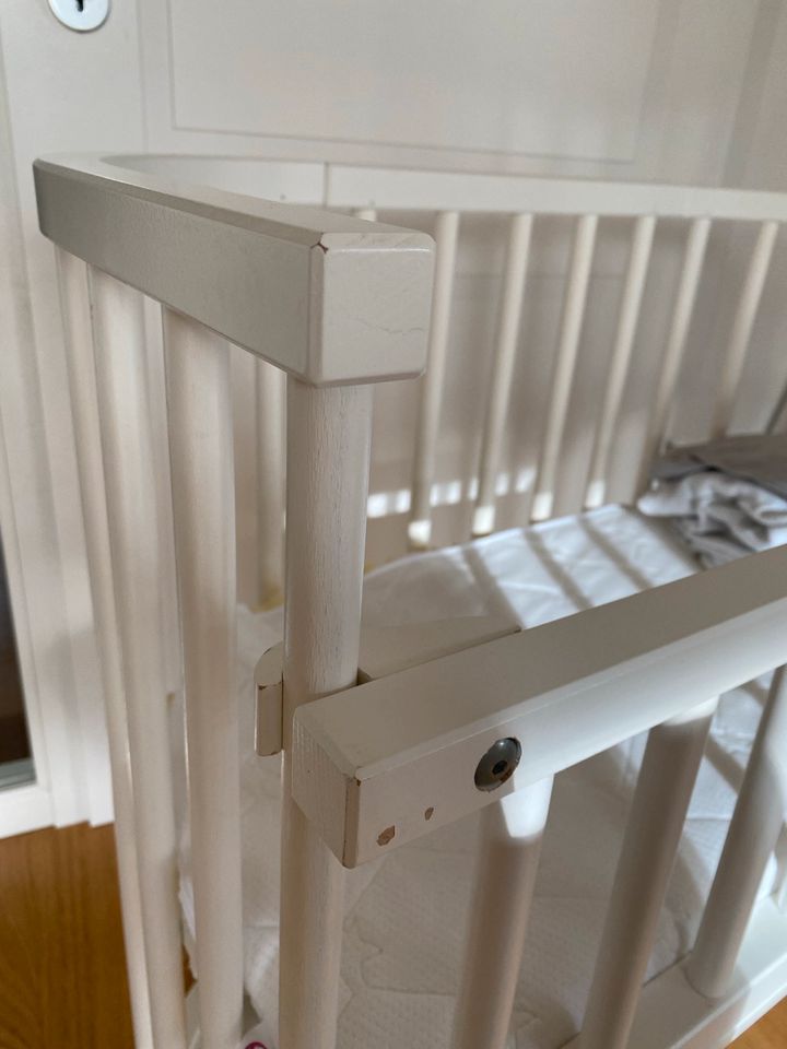 BabyBay Beistellbett weiß +Matratze, Gitter, Rollen, 3 Bettlaken in Wentorf