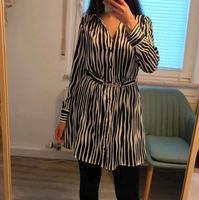 Zebra Muster Kleid Animalprint goldenem Gürtel Bayern - Forchheim Vorschau