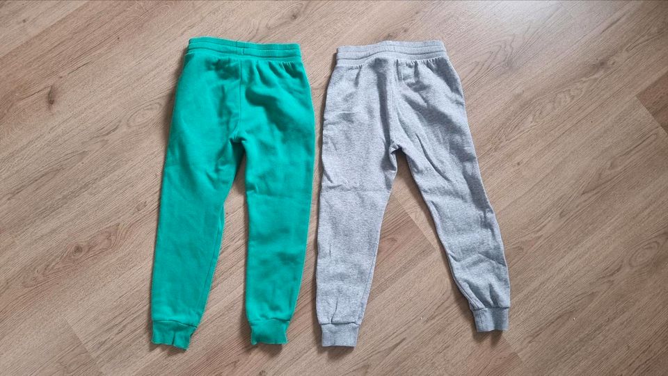 2 Jogginghosen H&M 128 in Ahlen