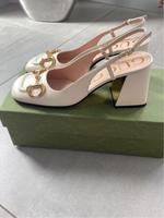 Gucci Pumps mit Fersenriemen Gr. 38,5 weiß bzw creme Nordrhein-Westfalen - Nettetal Vorschau