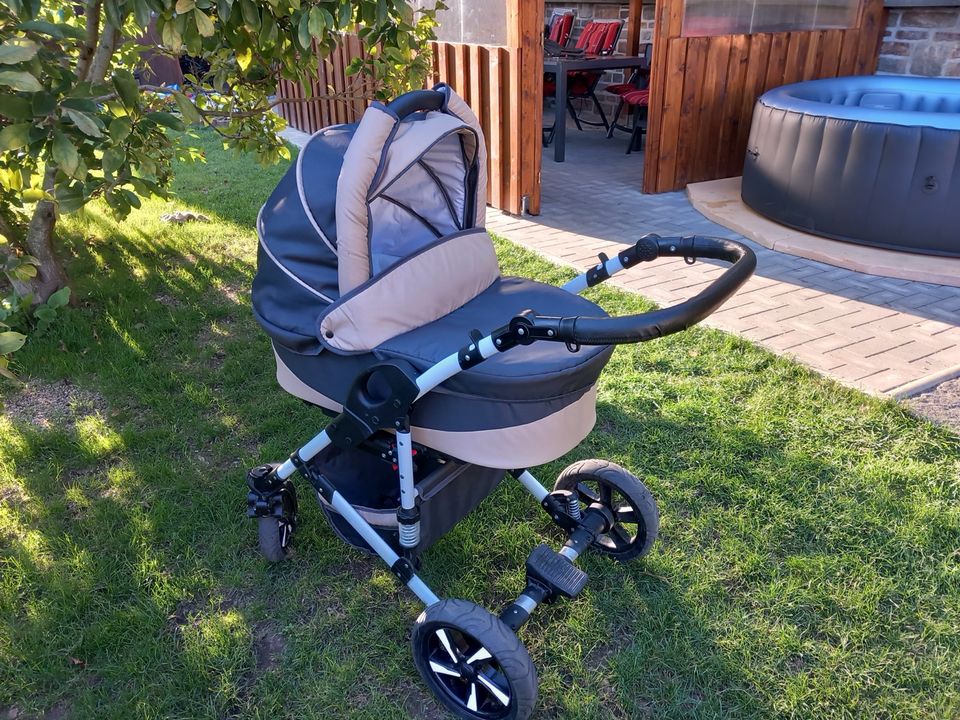 Kinderwagen Buggy Babyschale und ISO Fix System in Annaberg-Buchholz