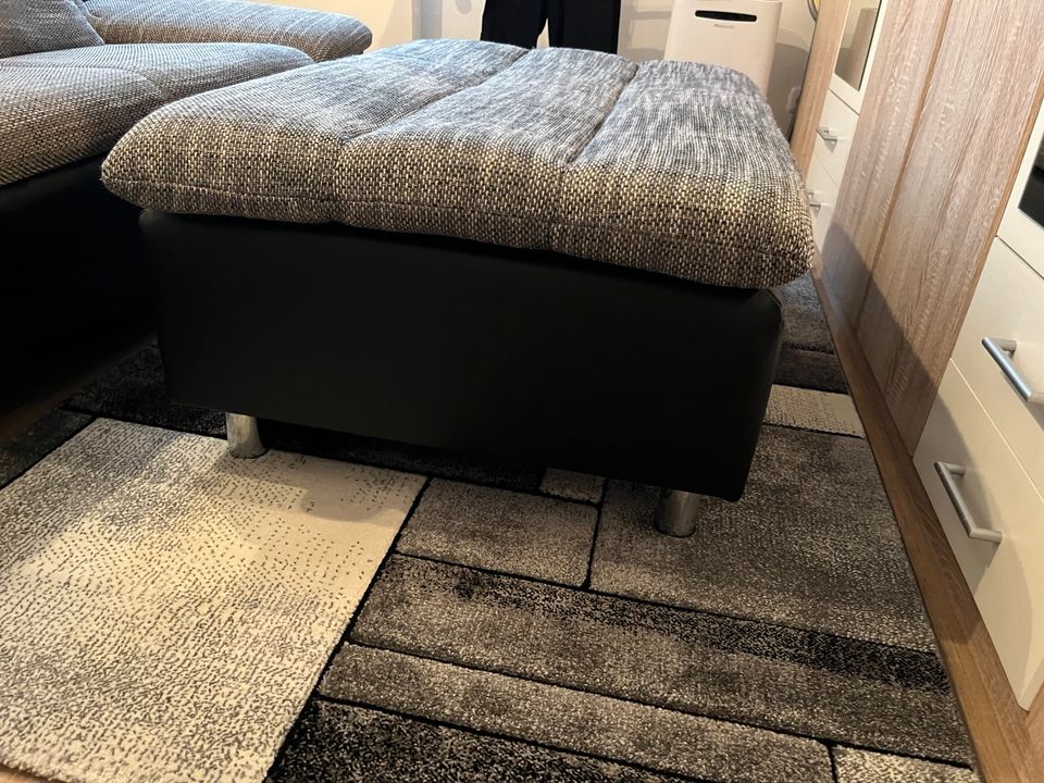 Couch Zwei-Sitzer + Hocker - grau meliert - kaum gebraucht in Neuberg