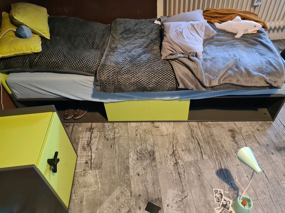 Bett mit viel Stauraum plus Nachttisch für Jungs in Dillingen (Saar)