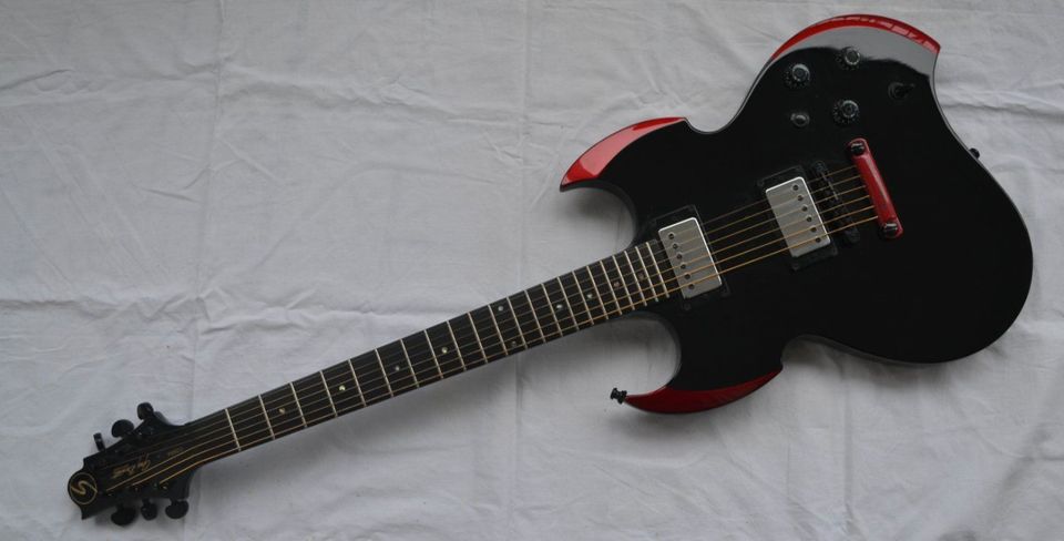 Samick Greg Bennett Design Cobra E-Gitarre schwarz/rot Jezebel in Langen (Hessen)