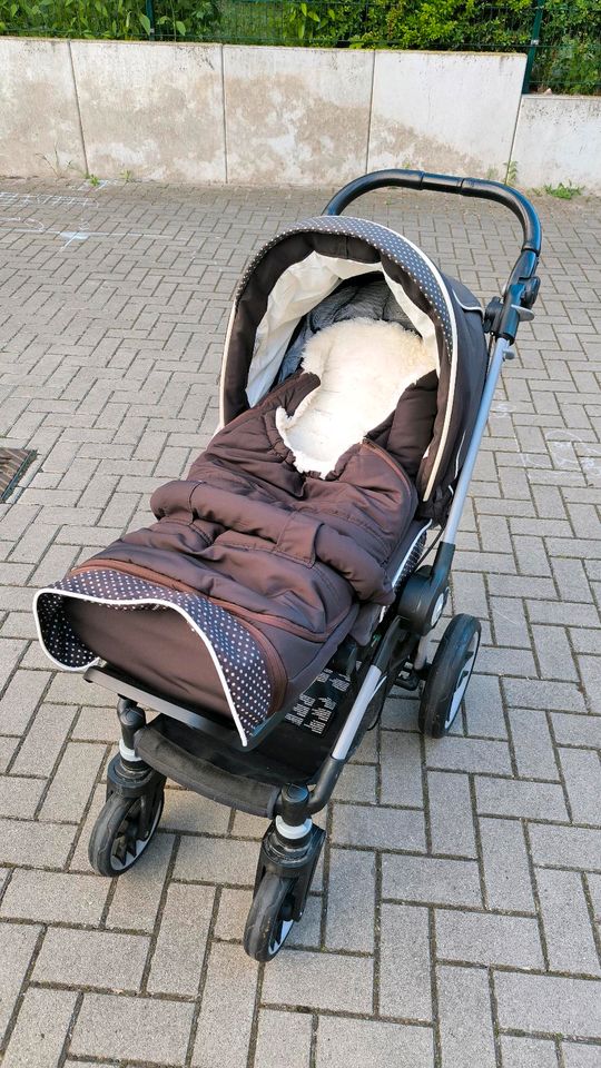 Kinderwagen mit Babyschale und Buggyfunktion mit viel Zubehör in Magdeburg