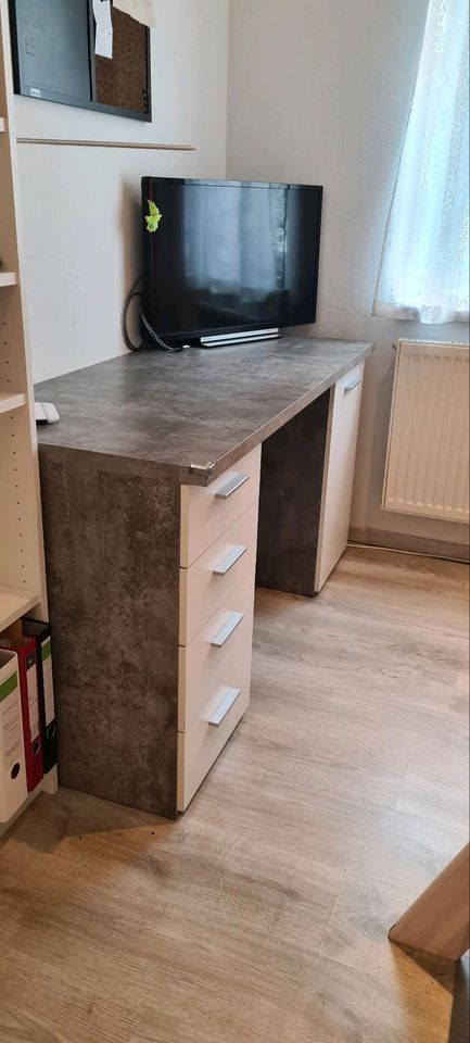 Schreibtisch - beton-weiß - 145cm in Saarwellingen