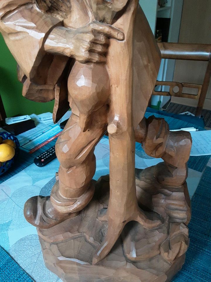 Holzfigur "Der Wanderer ". in München