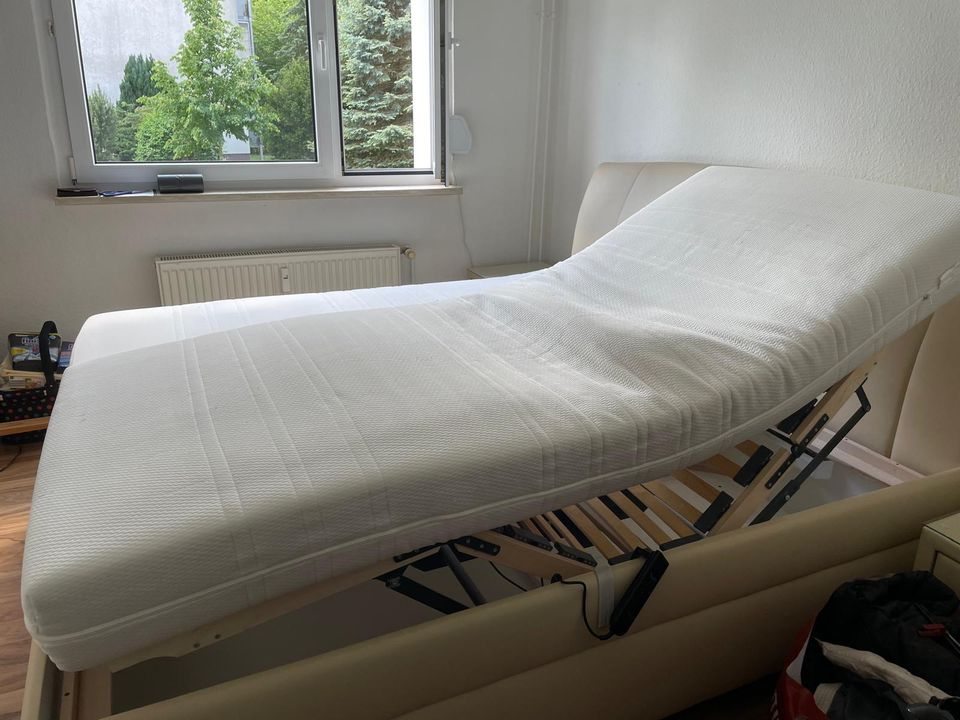 Verstellbares Bett inklusive Nachttische Leder Optik in Teltow