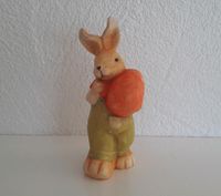 Osterhase aus Ton mit orangem Ei und grüner Hose (Klebestelle) Baden-Württemberg - Laupheim Vorschau