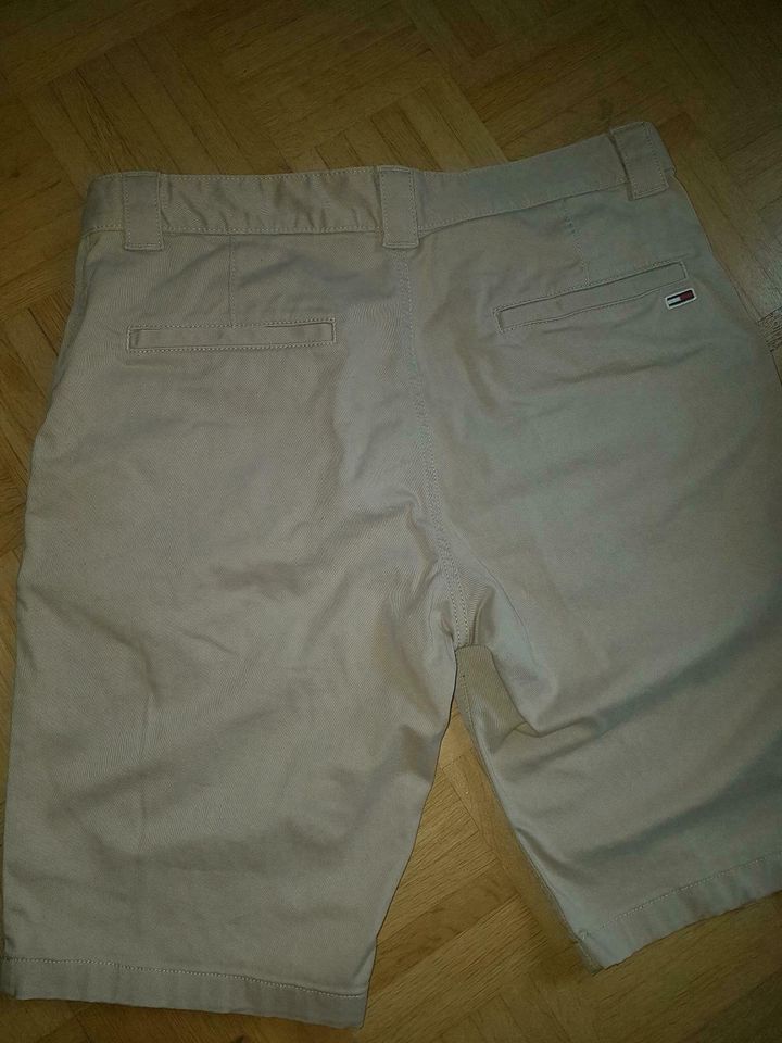 TOMMY JEANS Shorts Gr. 31, slim in Essen