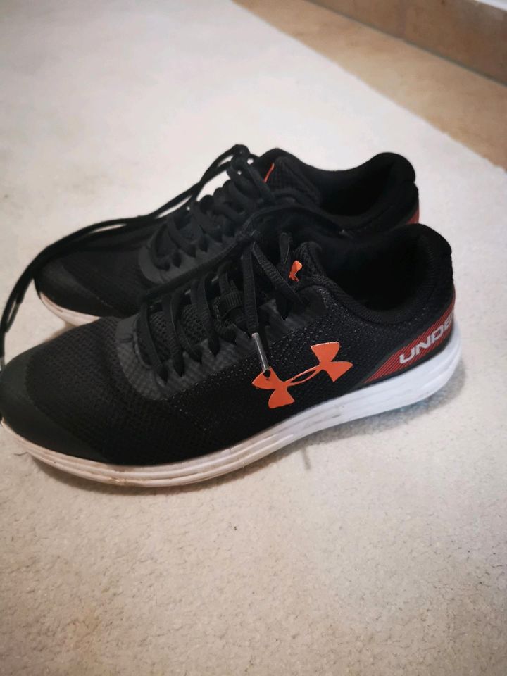 Under Armour Schuhe in Velden