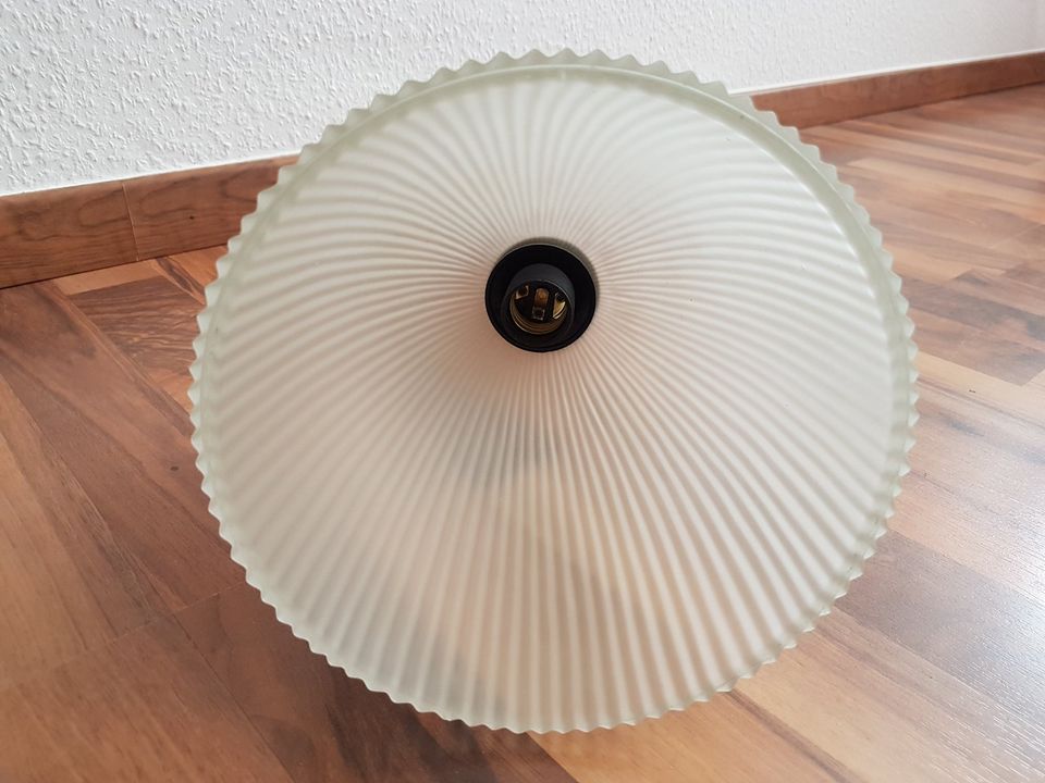 Lampe Deckenlampe aus satiniertem Glas und Metall in Mainz