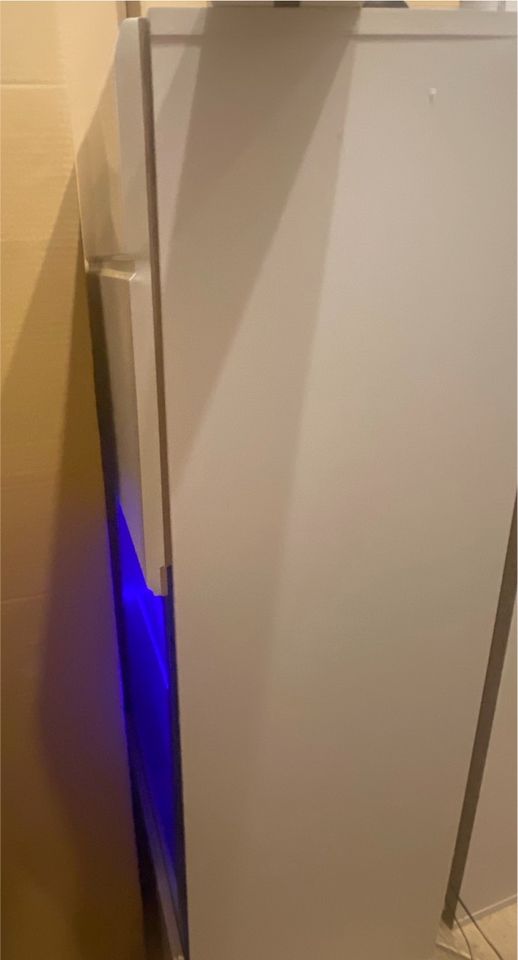 2 Wandschränke in Weiß mit Blauer LED Beleuchtung von innen in Sundern (Sauerland)