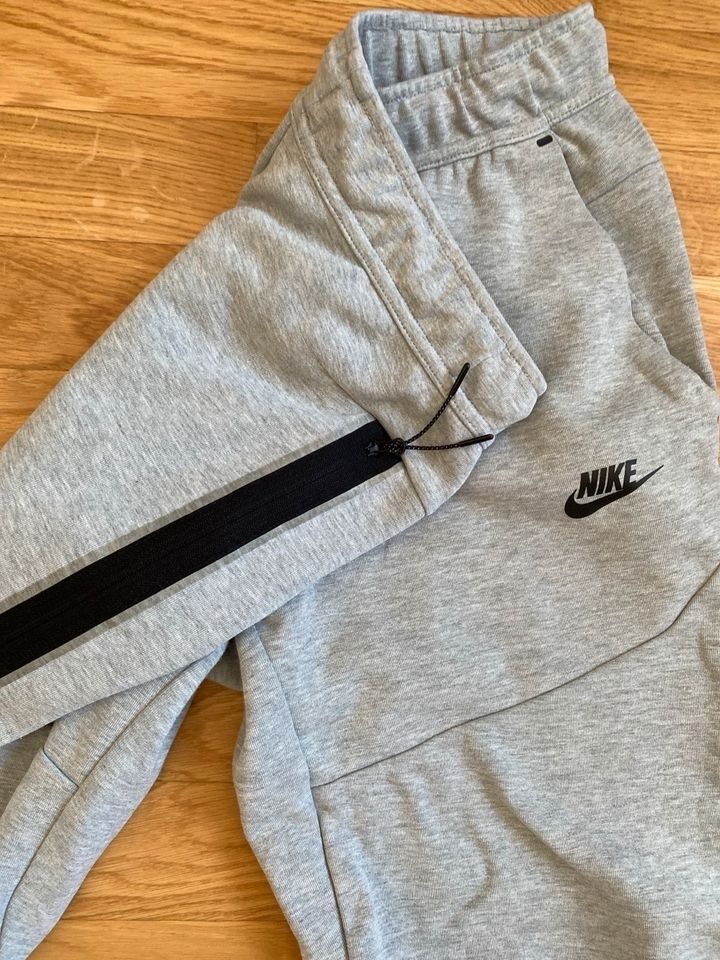 Nike Tech Fleece Trainingsanzug Gr. S, grau in Geretsried