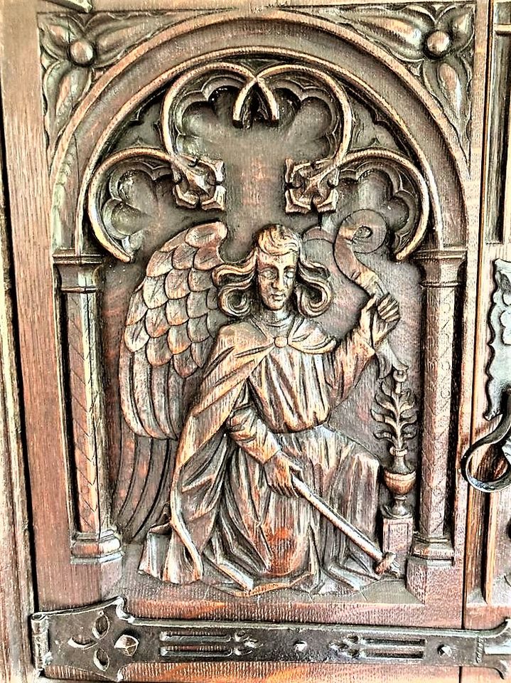 Schrank Engel gotisch neugotik neogotik sakral in Köln