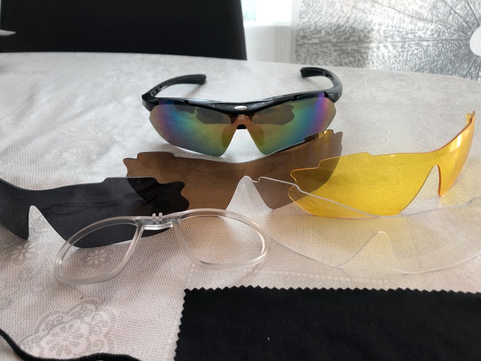 Fahrradbrille / Sportbrille mit 5 Wechselgläsern versch. Tönungen in Hochheim am Main