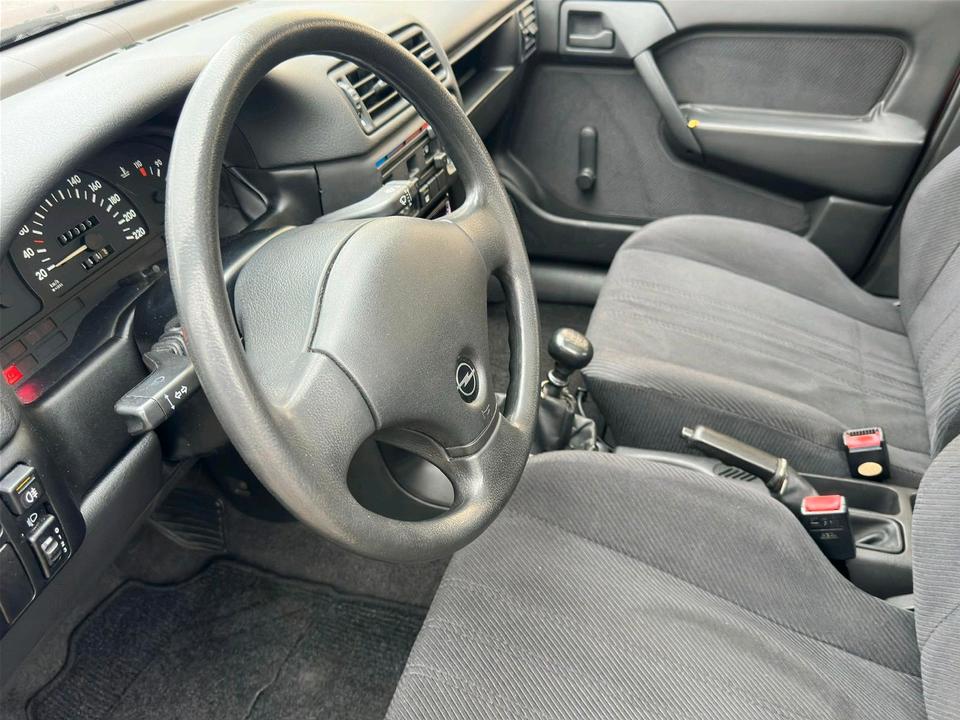 Opel Vectra 5 Türer Tüv Neu 8fach bereift wenig Kilometer in Nordhausen
