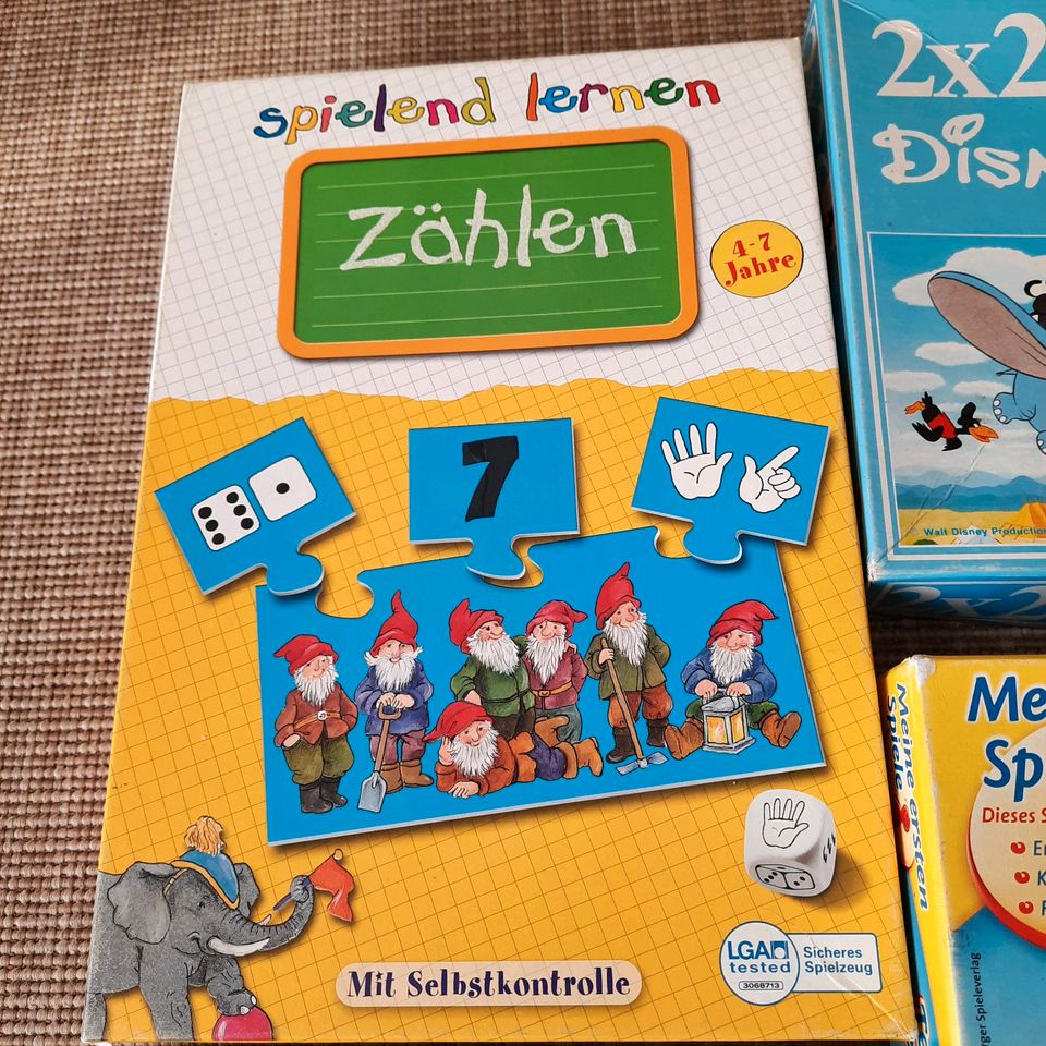 Diverse Spiele und Puzzle, wie das ABC, Mickey Mouse Puzzle usw. in Edling