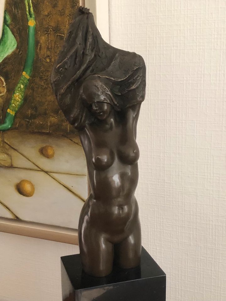 Bronzefigur Frau weiblicher Torso moderne Kunst in Centrum