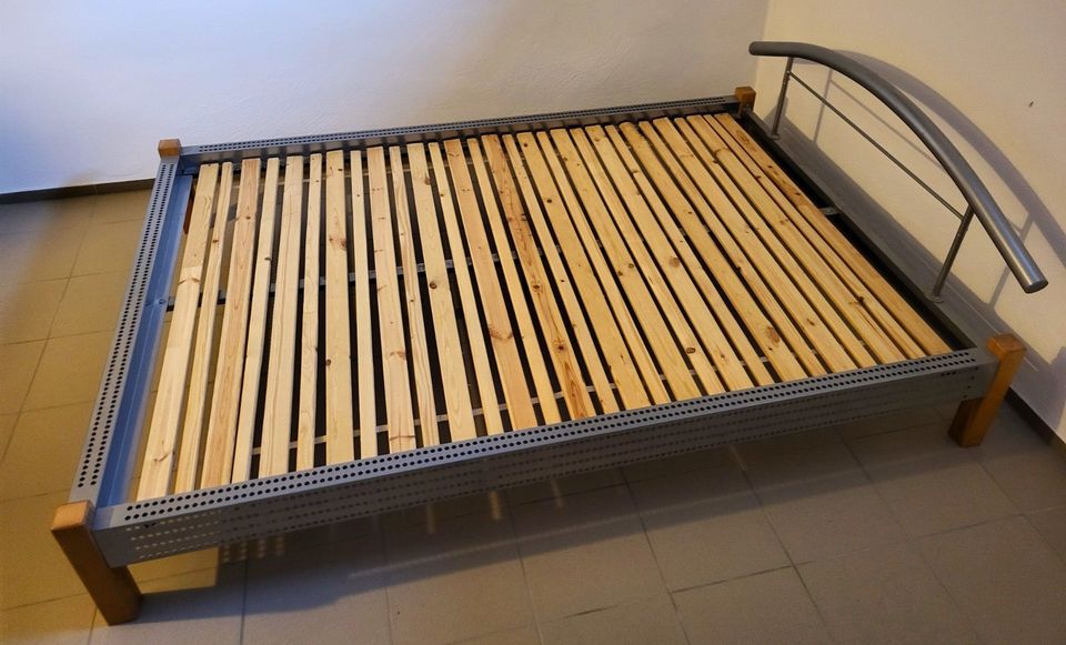 Bett, Lattenrost, Matratze, aus Holz und Metall, 210cm x 150cm in Kipfenberg