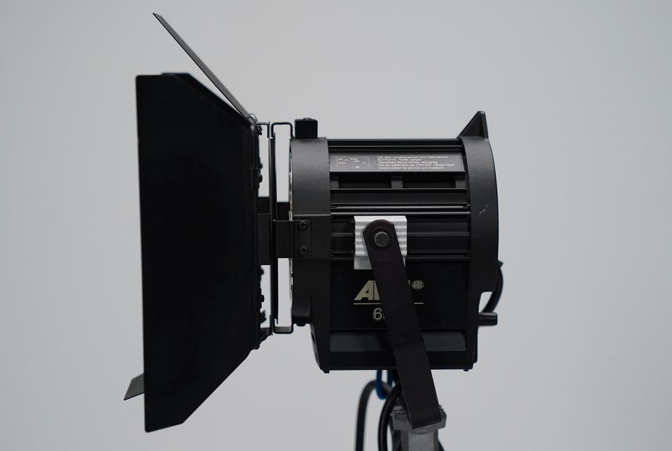 ARRI Junior 650W Plus Fresnel Tungsten Stufenlinse Filmlicht in München