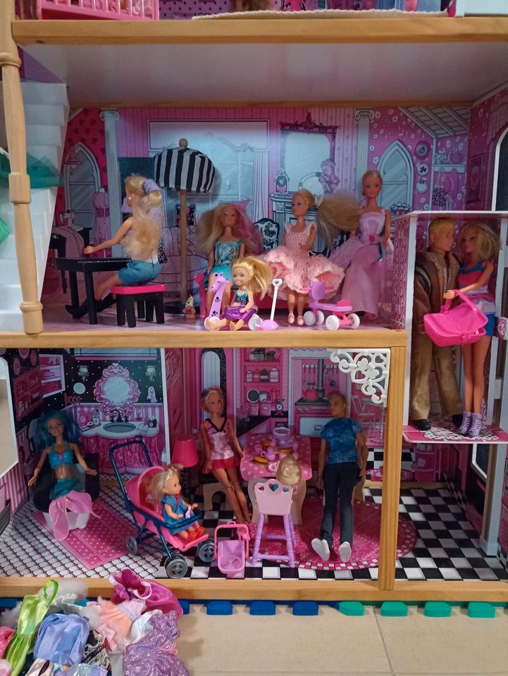 Puppenhaus mit Aufzug, Treppe+Holzmöbel für Barbie (KidKraft) in Ilshofen