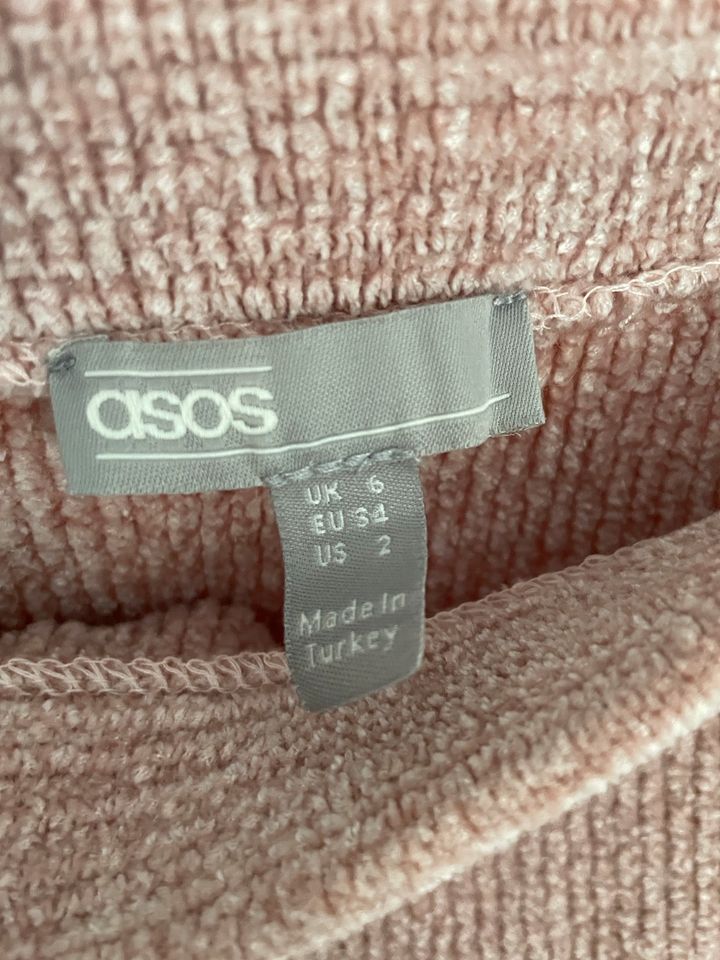 Rosa Rock von ASOS in Düsseldorf