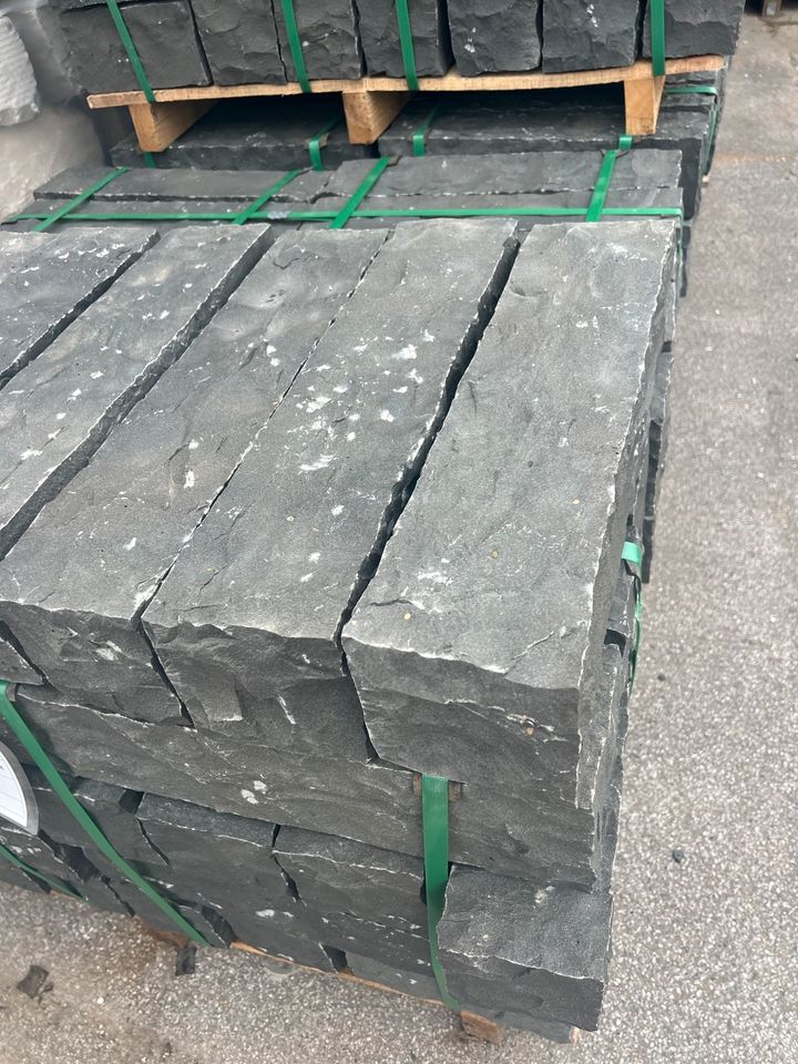 Basalt Palisaden Mauersteine Randsteine 12x12x50cm in Unna