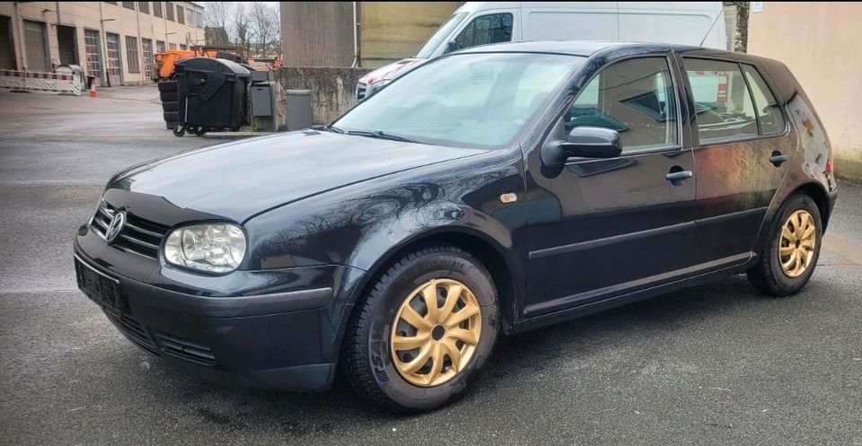 VW Golf 4 1,6 16v  Special TÜV Neu in Wuppertal