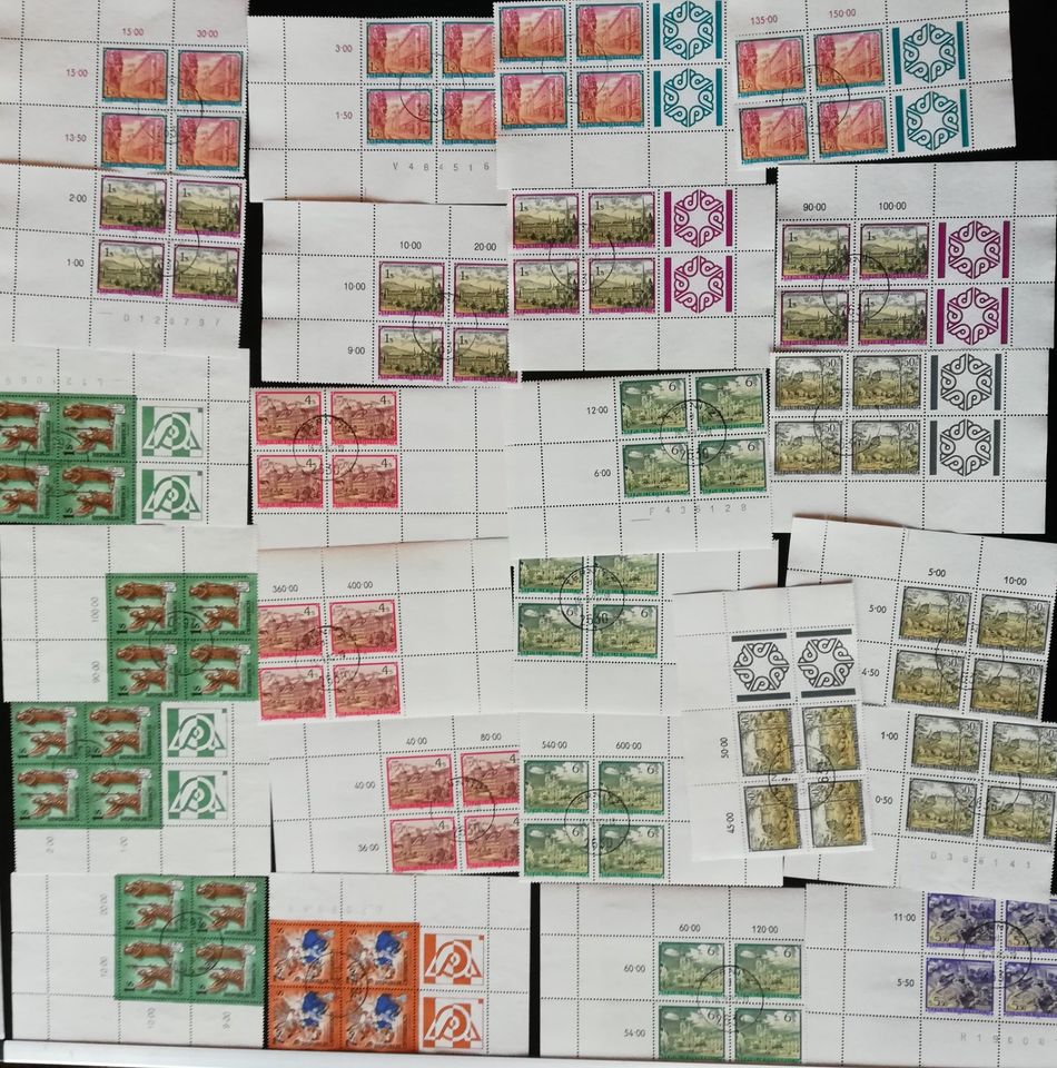 Österreich, viele Briefmarken in Einheiten mit vielen Randfeldern in Halle