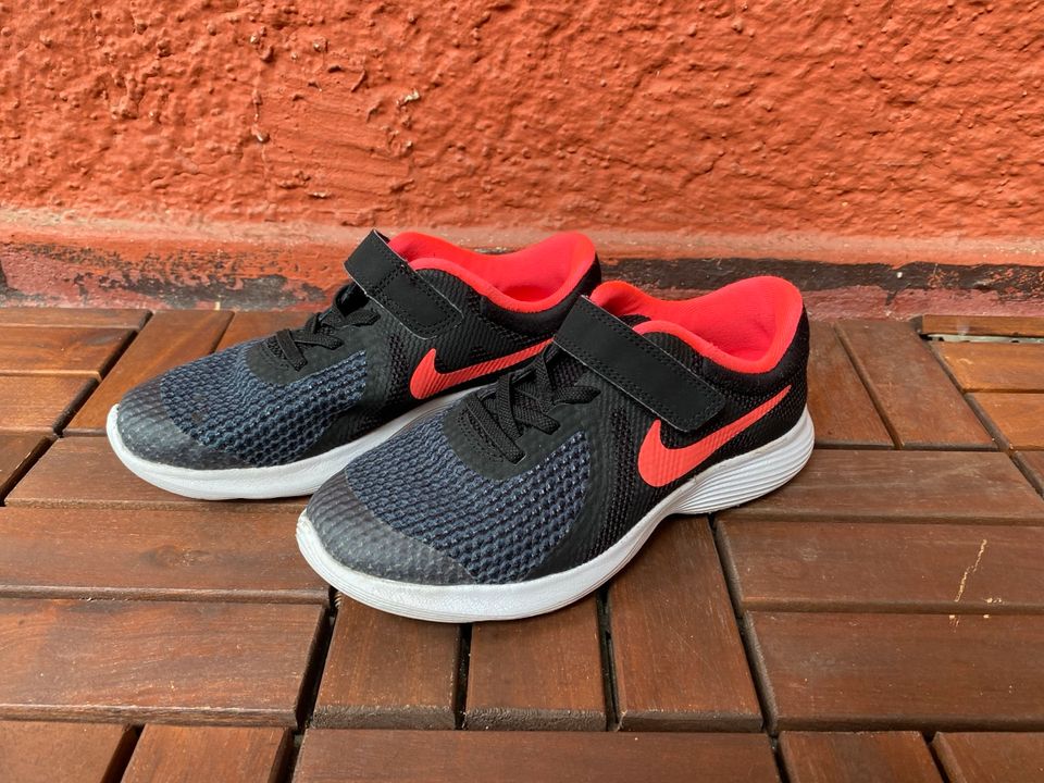 Gr. 33,5 * NIKE Mädchen Sneaker * Turnschuhe Sportschuhe in Berlin