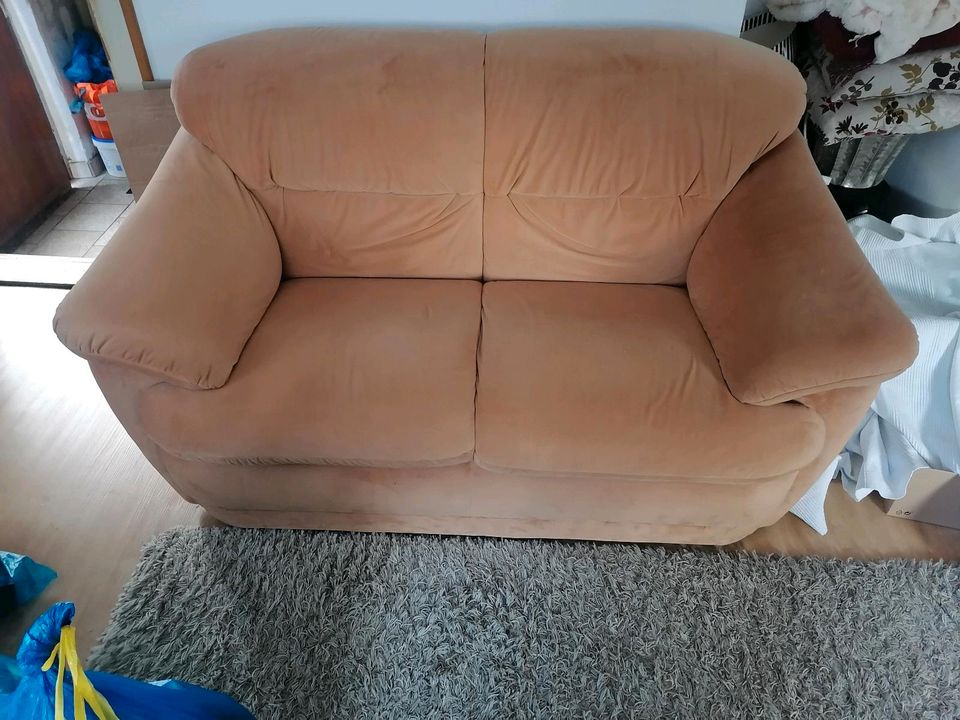 Couch 2 und 3 Sitze an Abholer abzugeben in Langgöns