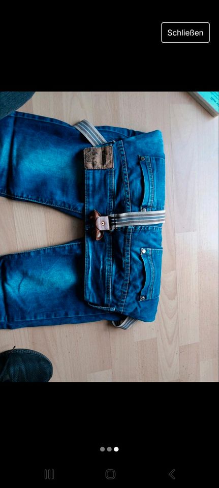 Jeans mit Hosenträger in Venhaus