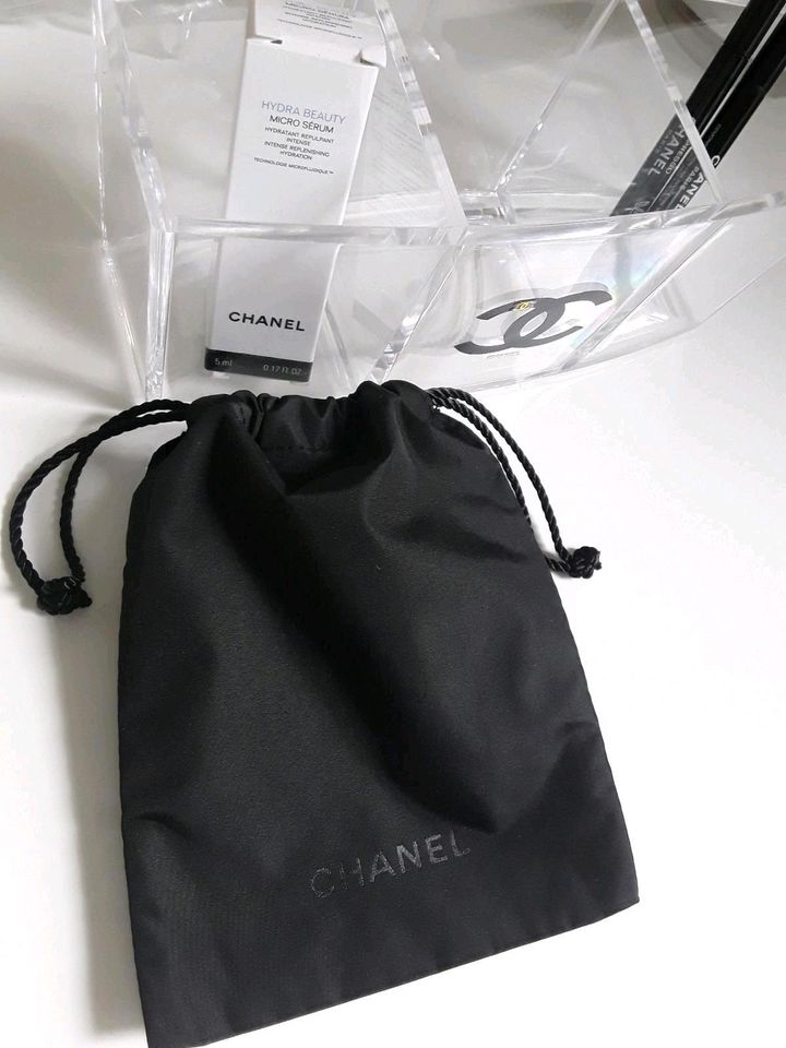 Chanel Beutelchen in schwarz, mit Zugkordeln in Templin