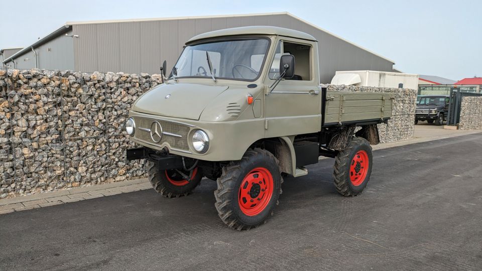 Unimog 411  Baujahr 1964, mit Schneeschild von 1972 in Friedland