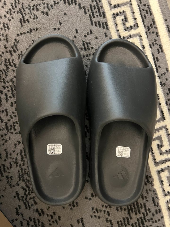 Yeezy Slides Onyx NEU in Mainz