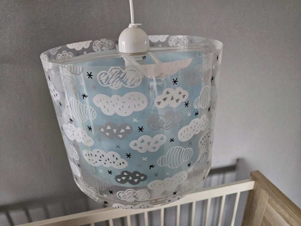 Baby kinderlampe hellblau wolken in Handeloh