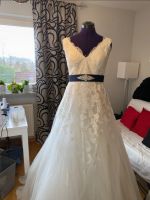 Brautkleid mit langer Schleppe 38 White one Frankfurt am Main - Bornheim Vorschau