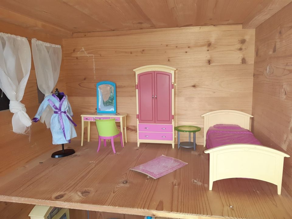 Holzhaus für Barbie und Möbel in Brühl