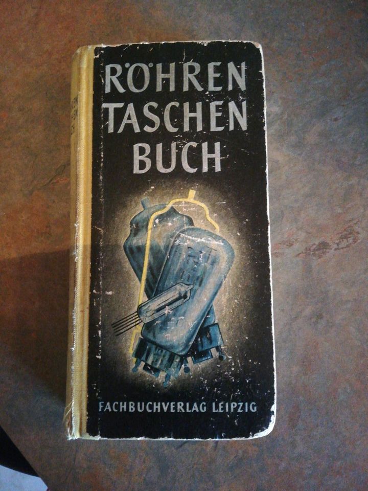 Altes Roehrenradio und ein altes Röhrentaschenbuch von 1958 in Wittenberge