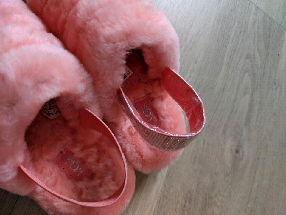 UGG Schuhe gr 37, neu, mit Ersatzsteinchen, Lammfell,inkl Versand in Remscheid