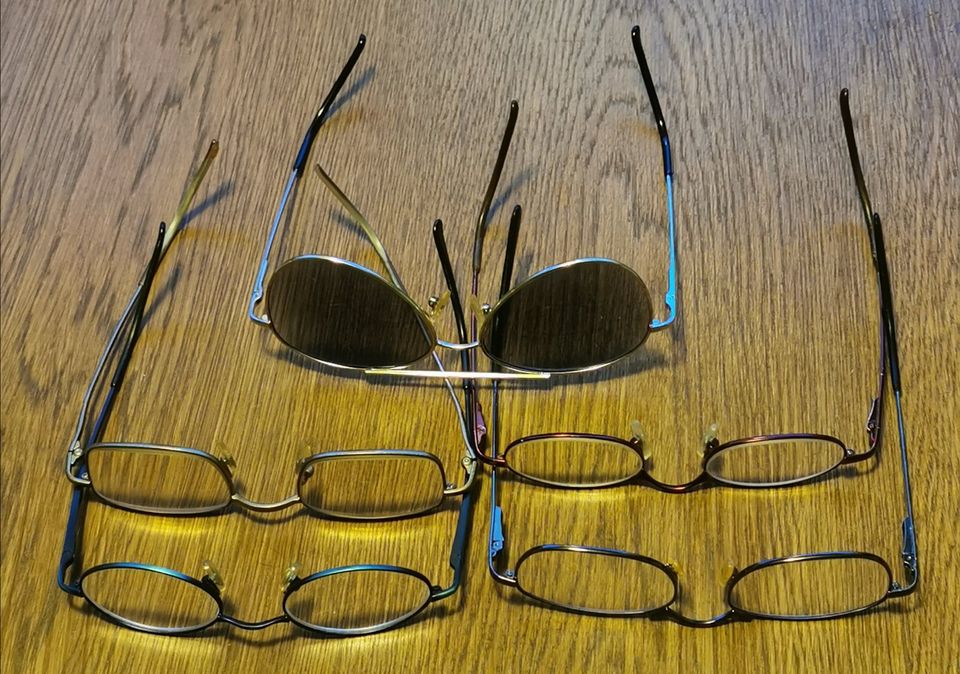 vier Lesebrillen, eine Sonnenbrille, alle +1,50 Dioptrien in Zühlen (b Neuruppin)