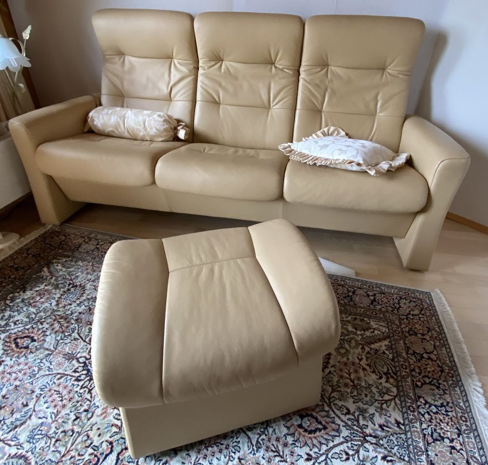 Ledersofa 3Sitzer, 1 Hocker, Kissen, Leder Cremefarben in Valwig