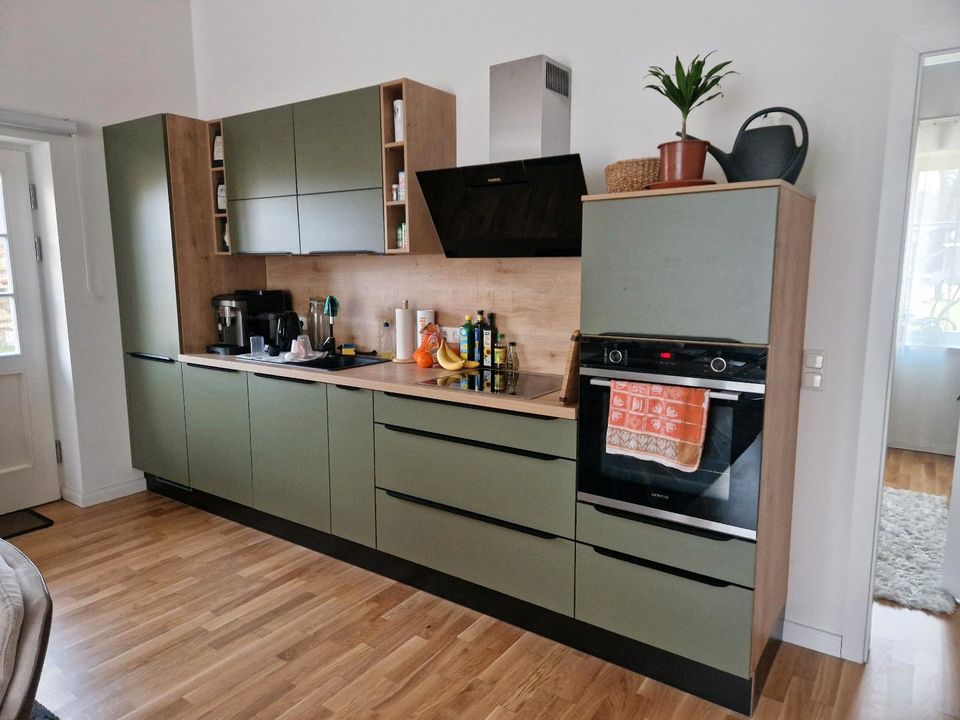 Küchenzeile mit Elektrogeräten in Grimma