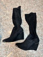 Stiefel Keilabsatz 39 Veloursleder Look schwarz Schuhe Hessen - Eschborn Vorschau