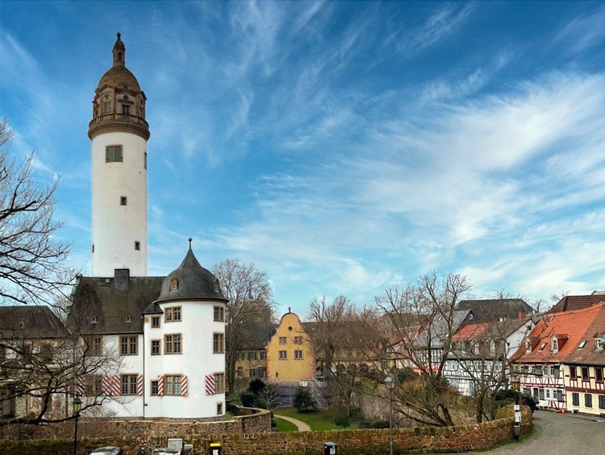 Denkmalgeschütztes Mehrfamilienhaus mitten in der historischen Altstadt von Frankfurt-Höchst in Frankfurt am Main